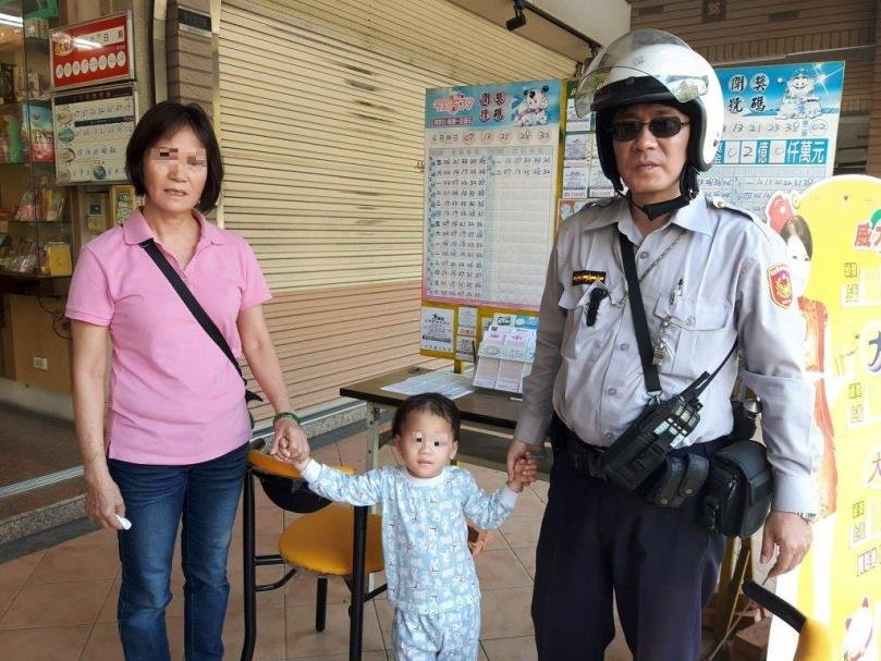 嬤帶孫公園散步走失 左營分局博愛四路派出所警協助祖孫團圓