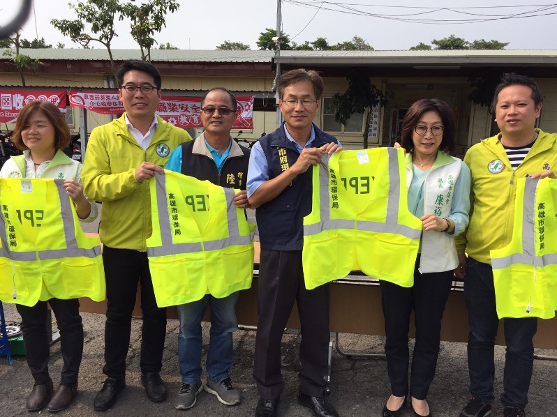 關切清潔隊員安全 高雄市議長康裕成攜手邱俊憲議員捐主動發光的工作背心