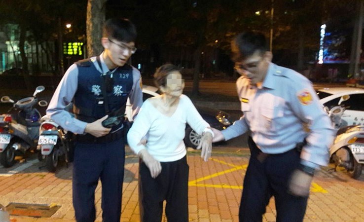 八旬婦失智忘了回家路 鼓山分局龍華所警護送回家
