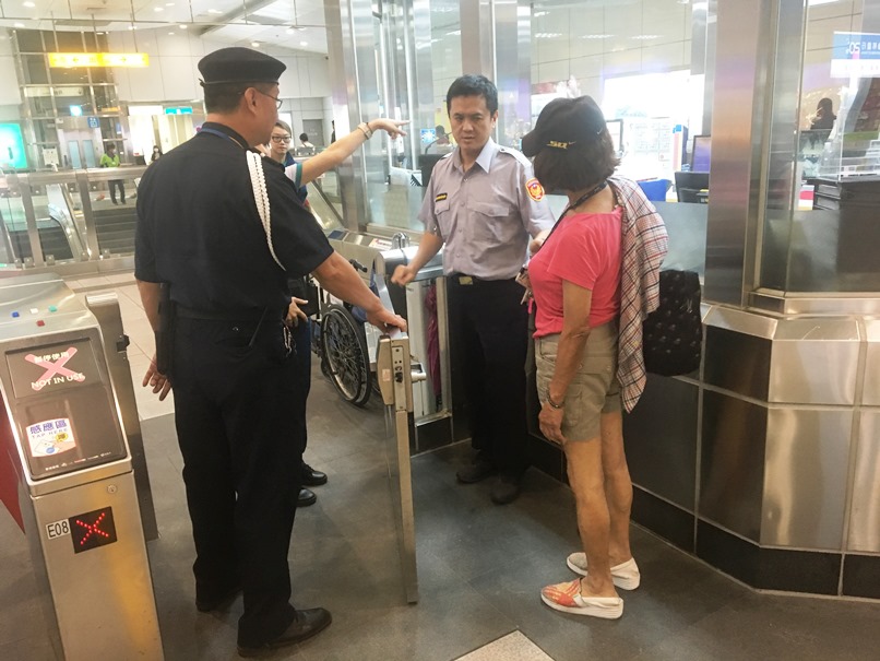 老婦罹患帕金森氏症 三民一分局長明所警一步一步陪同搭捷運