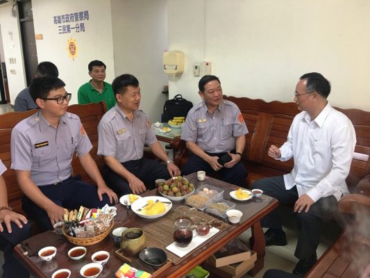 高雄市三民一分局查獲毒品嫌犯逮三層上游毒販 、警政署長陳家欽於三民第一分局偵查隊與出力員警座談。