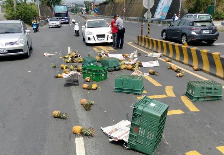 仁武分局大樹警頂烈日辛勤服勤 迅速排除道路障礙
