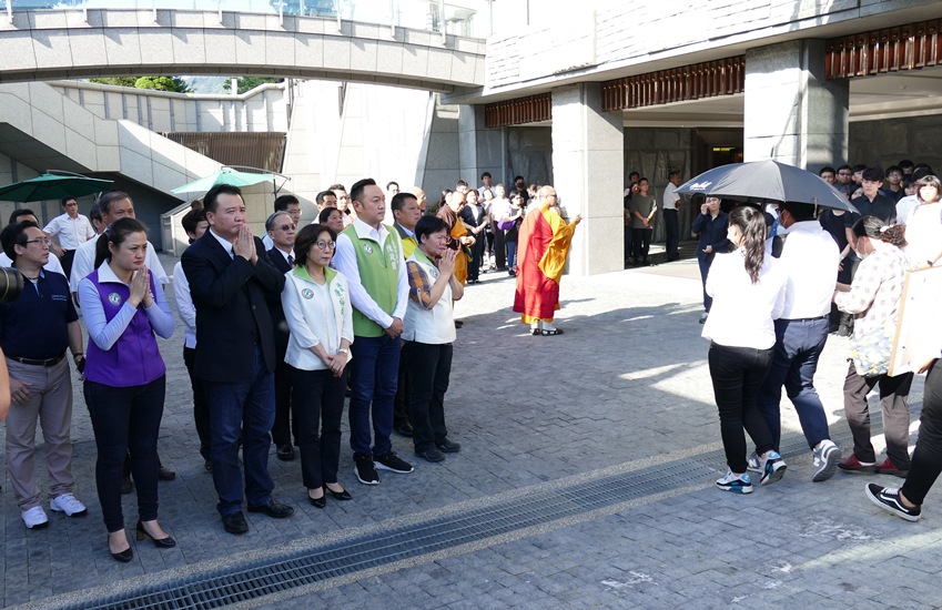 高雄市議長康裕成率議員迎接英勇殉職林尉熙英靈