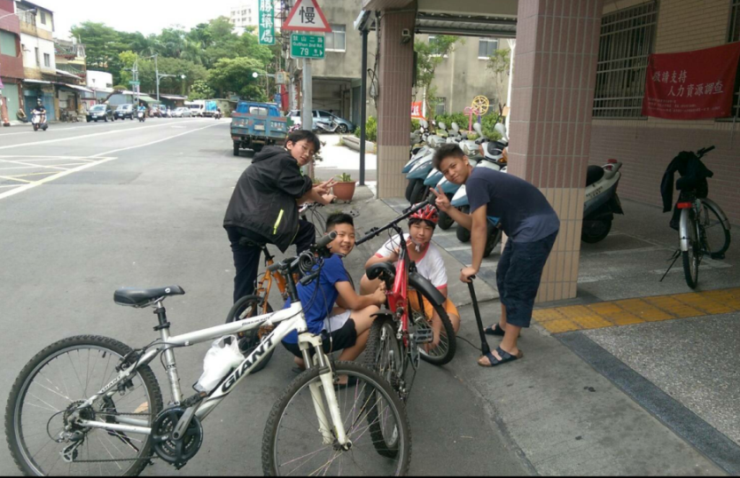國中生出遊單車輪胎沒氣 鼓山分局鼓山所警提供打氣筒貼心服務