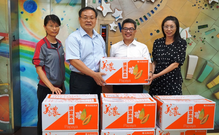中油公司大林煉油廠陳正喜廠長向弱勢農民採買的木瓜贈與樂仁啟智中心