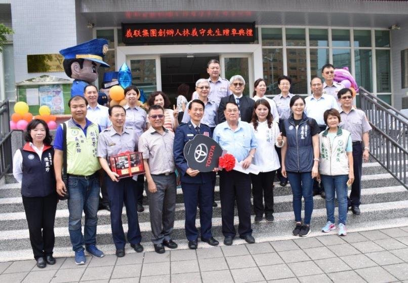 提升偵防戰力 義聯集團捐警車 左營警分局長蔡文峰代表接受
