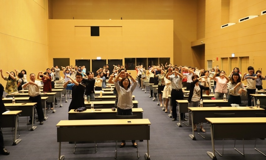 迎接日本323名議員聚集高雄 議長康裕成帶領日文志工將迎接貴賓