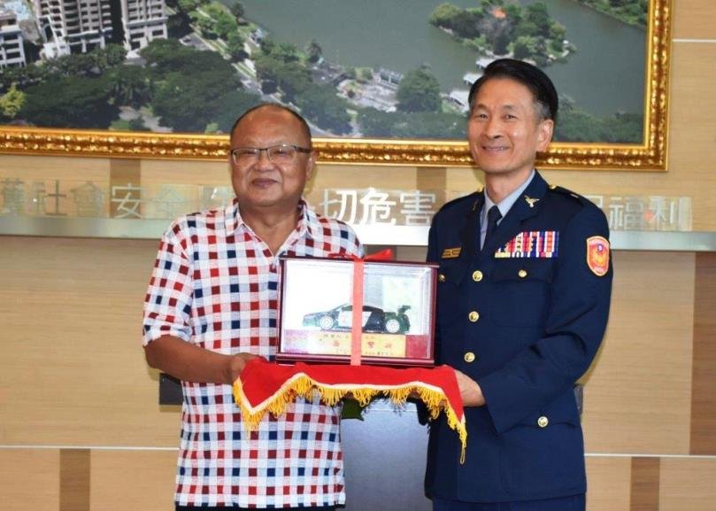 本原企業董事長陳聖仁熱心公益 捐贈左營分局一輛偵防車