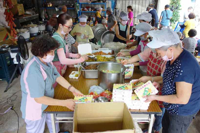 高雄前鎮區慈濟幸福志工隊的寒士素便當 兩年半拯救兩千隻雞