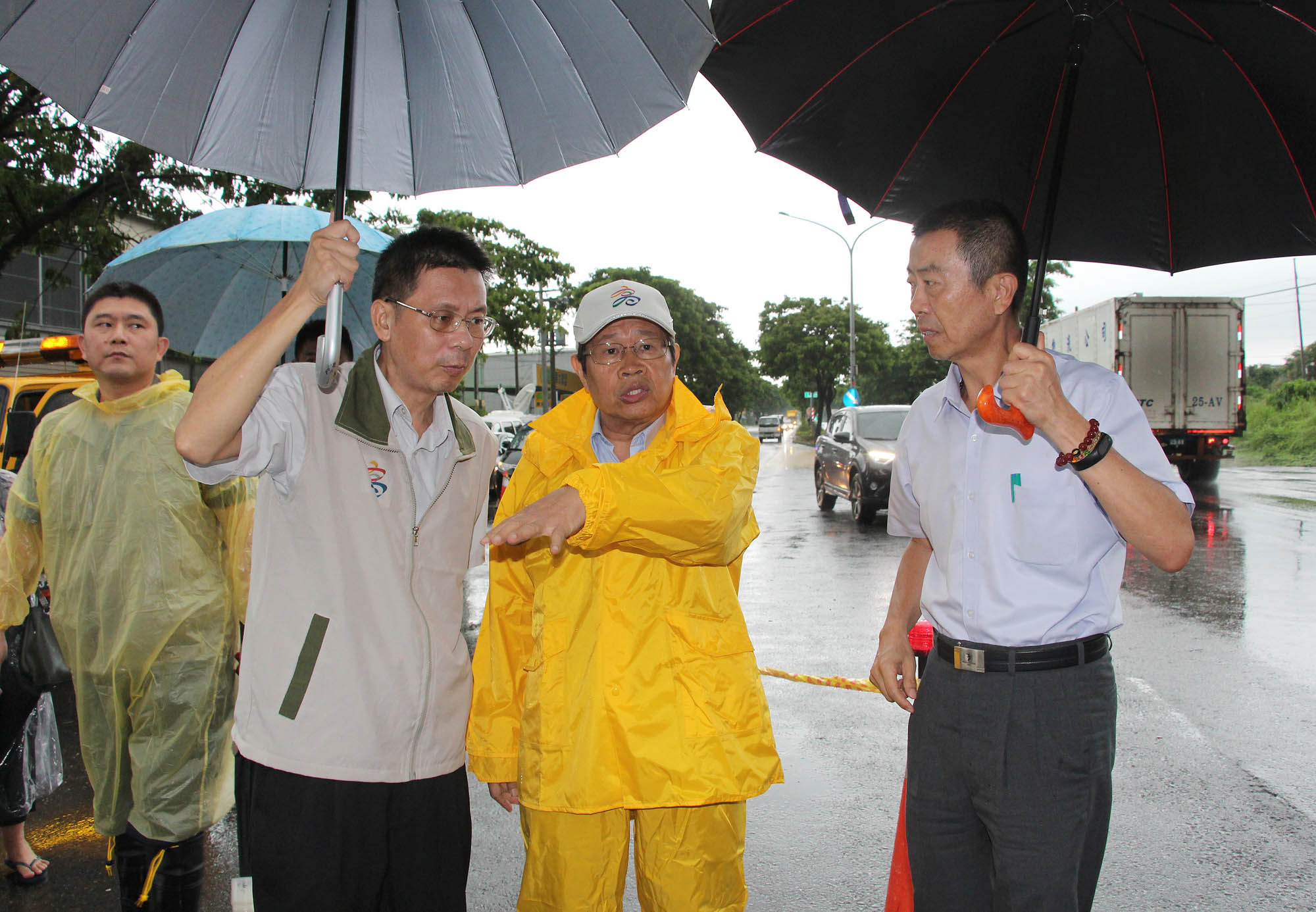 高雄市副市長視察鳥松區神農路積水 楊明州：清查排水側溝確保排水順暢