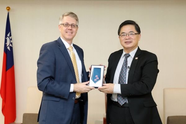 美國在台協會高雄分處歐雨修處長拜會台南市長李孟諺