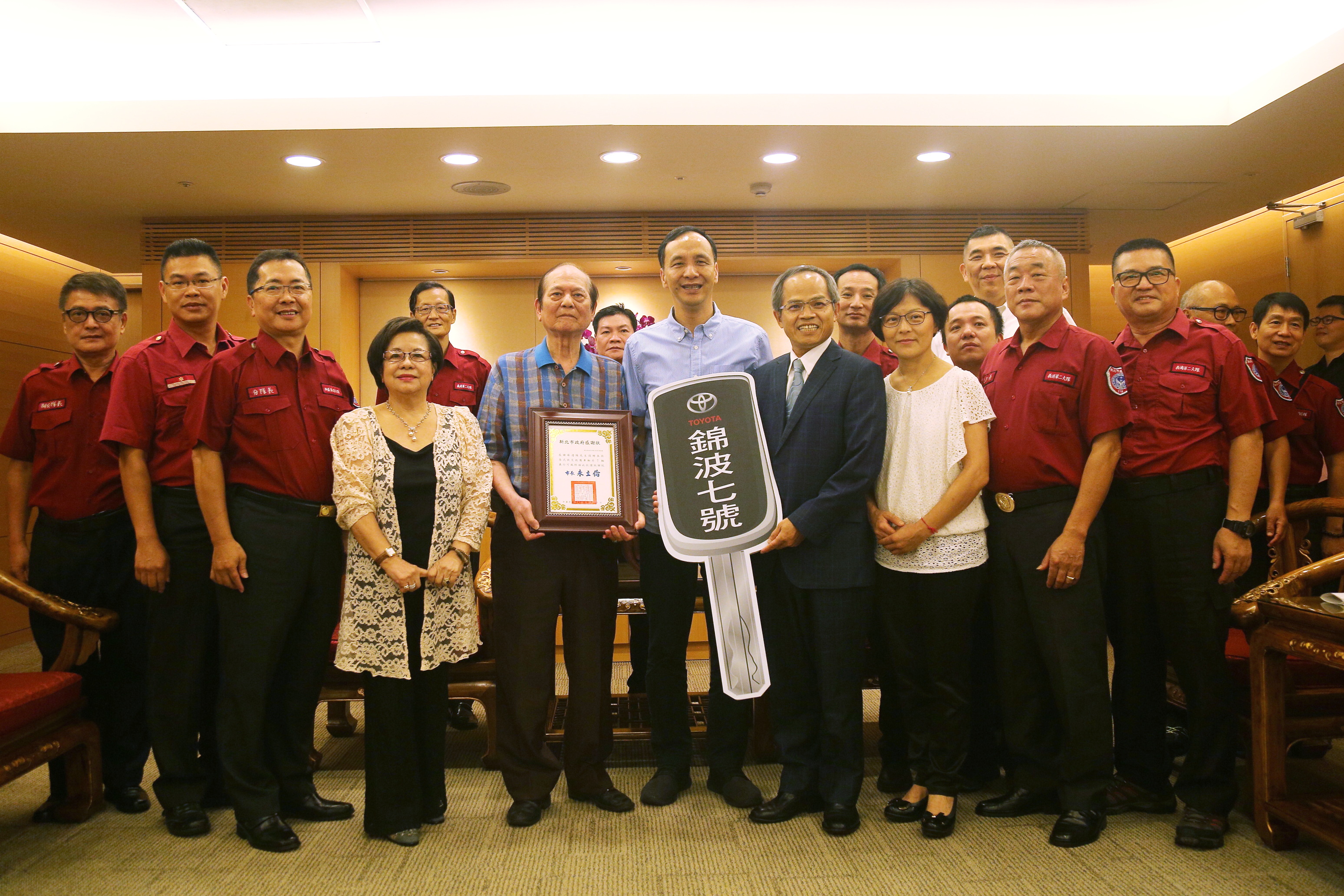 新北市民捐贈消防救災救護車輛 朱立倫感謝社會各界熱心公益
