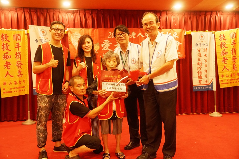 中油公司煉製事業部支持華山基金會秋節送暖 關懷弱勢長輩