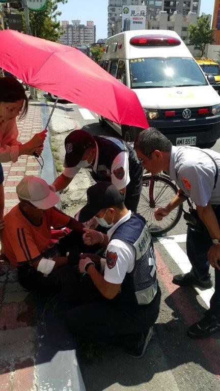 高溫酷夏九旬翁熱昏 左營分局新莊派出所警迅速助就醫