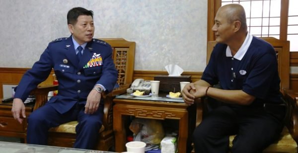 空軍司令張哲平上將(左)日前代表國防部長嚴德發，前往陳家中，致贈賀屏及禮品，祝賀陳天賞榮獲107年國軍模範父親殊榮。