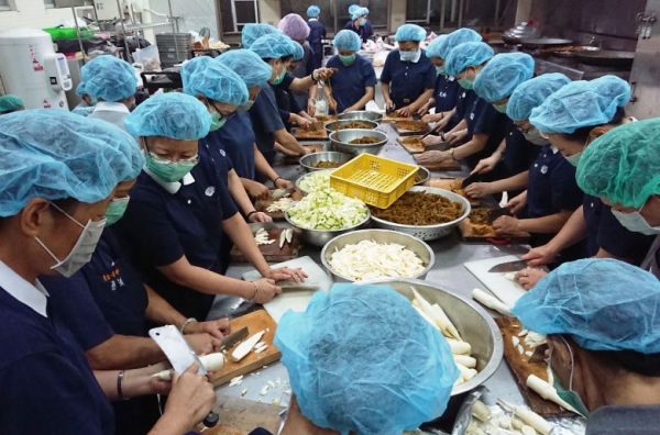 嘉義地區淹水情況慘重，慈濟嘉義防災協調中心香積志工25日馬不停蹄的挑菜、洗菜、烹煮，趕在用餐時間將熱騰騰的便當送到淹