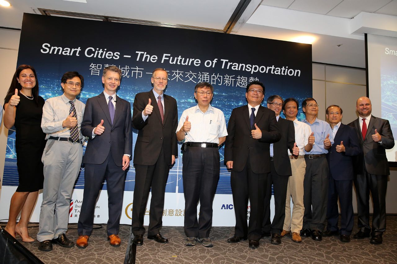 出席「未來交通的新趨勢」專題論壇 柯文哲：北市交通著重共享、綠能、Ｅ化及安全4原則