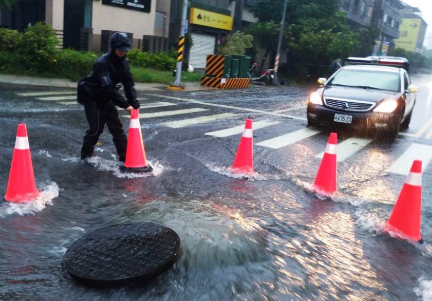 豪雨人孔蓋移位 鼓山分局龍華派出所警迅速警戒排除