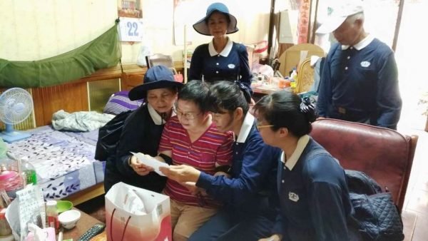 慈濟志工手提祝福禮，挨家挨戶關心受災鄉親，致力為眾生付出，也落實人間佛教精神，讓受災鄉親感動不已。