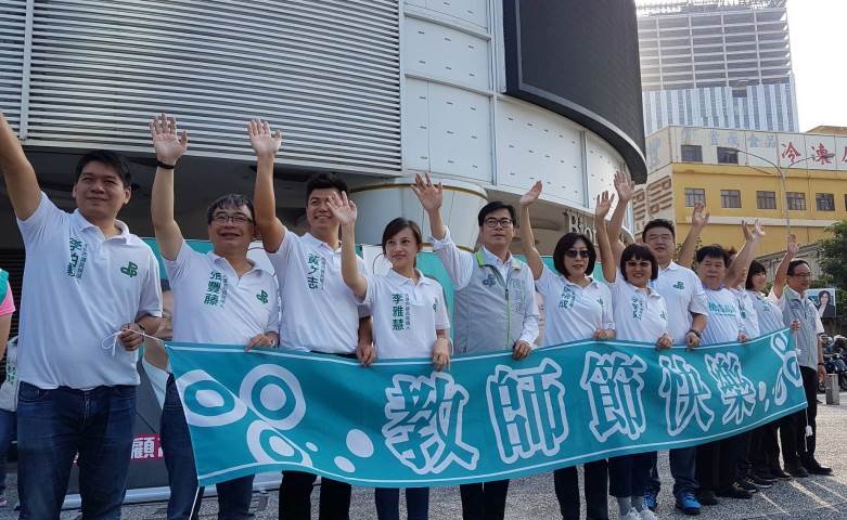 高雄市議長康裕成與陳其邁及議員候選人站路口聯合拜票