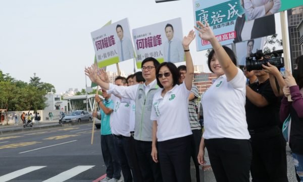 民進黨高雄市長候選人陳其邁與議長康裕成，偕同三民、左楠、旗鼓鹽議員候選人，首次聯合站路口向市民拜票，展現團結氣勢，為選情增溫。