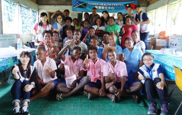 高醫團隊在索國偏鄉學校進行衛教交流。