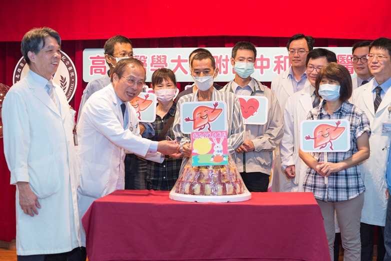 高醫院長侯明鋒 帶領移植團隊與家屬團聚慶生