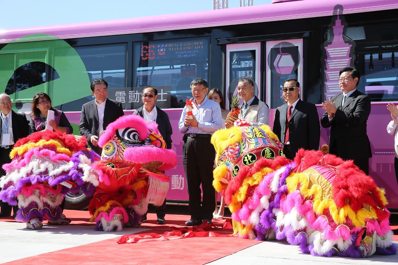 臺北市第一條電動公車路線上線 柯文哲：試辦成效良好將優先用於幹線公車