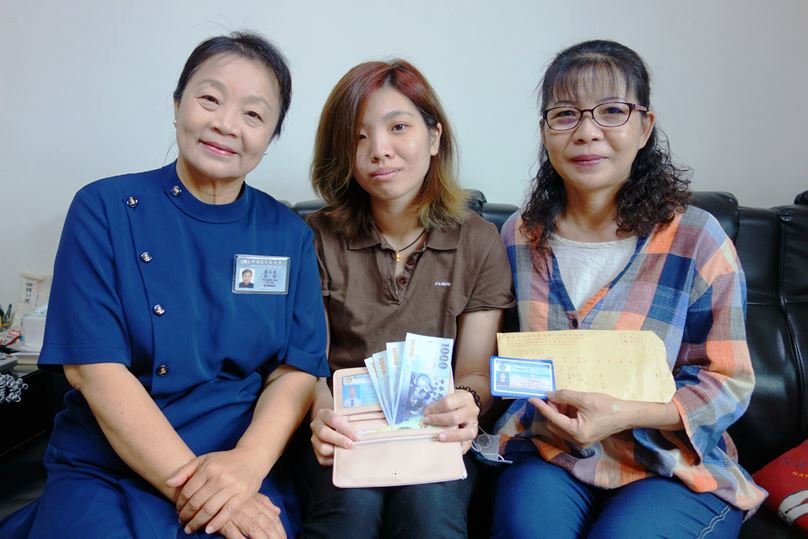 女子拾金不昧 慈濟志工啟動跨國超級任務尋獲失主