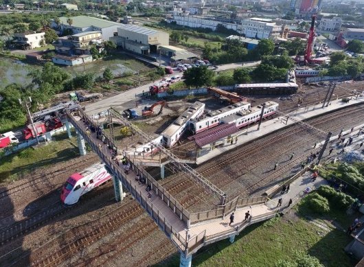 台鐵6432次普悠瑪列車共8輛，事發時全列車出軌，5節車廂傾覆