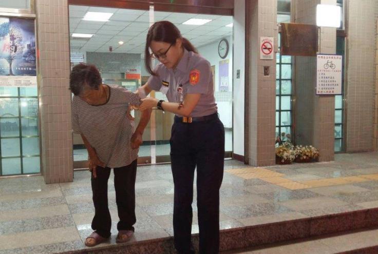 婦人市區迷途 鼓山分局內惟派出所警助返家