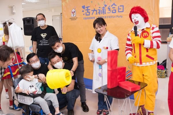 麥當勞叔叔以趣味活動與高醫病童互動，讓大人小孩都很高興。