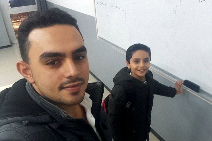 敘國學生攜書逃離戰火 慈濟從工廠帶他回校園