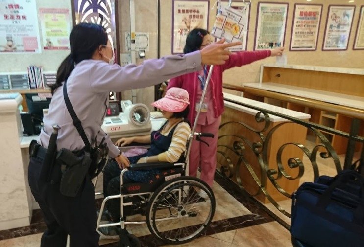 清潔員癱軟嘔吐 鼎山所女警劉倩纏扶送醫急診
