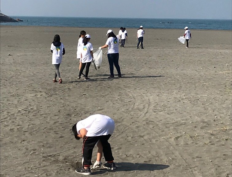 民團假期做環保 淨灘才知塑膠嚴重汙海