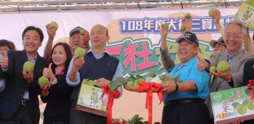 高雄市長韓國瑜大社促銷蜜棗芭樂 民眾熱烈歡迎