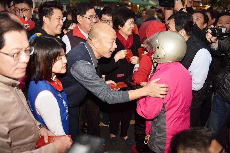 韓國瑜向民眾拜早年 鳳農市場發送紅包