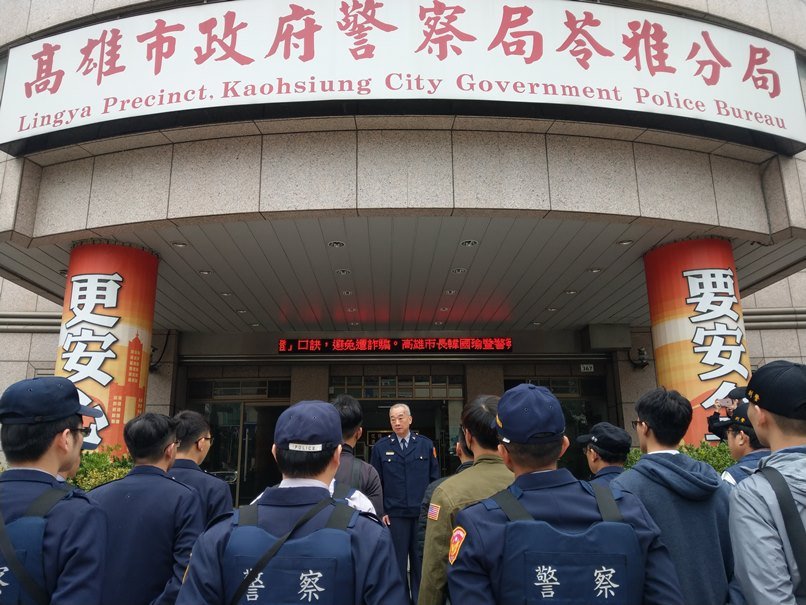 苓雅分局警方舉行防搶攔截圍捕演練