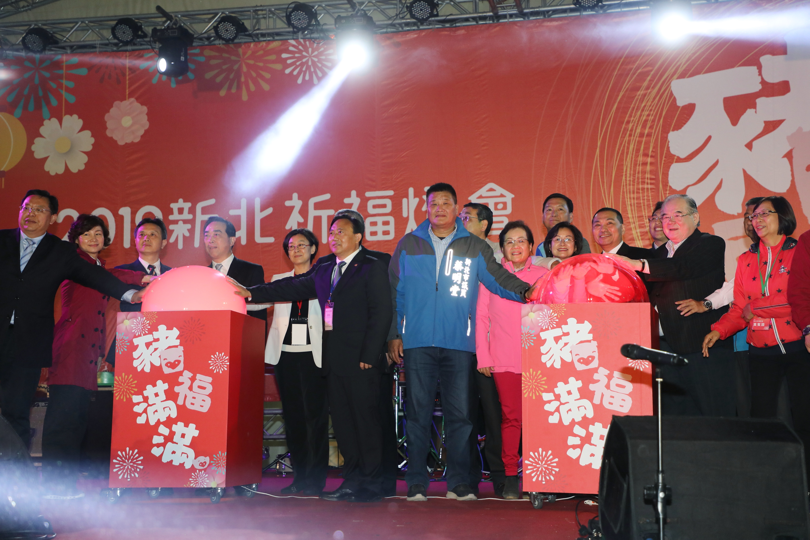 豬福滿滿祈福燈會點燈 侯友宜邀大家一同欣賞傳統藝術之美