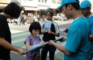 春節人潮湧入西子灣 志工發起反毒簽署活動