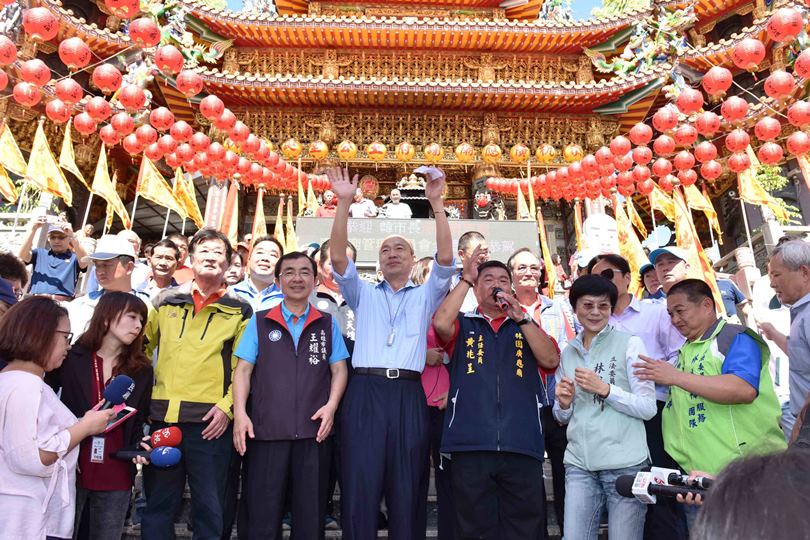 高雄市長韓國瑜回戶籍地參拜發紅包 盼高雄更美好