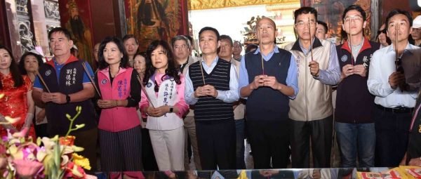 高雄市長韓國瑜、議長許崑源、議員陳若翠、劉德林、蔡金晏、李順進一同參拜萬興宮清水祖師,虔誠祝禱風調雨順、人民幸福、城市進步。