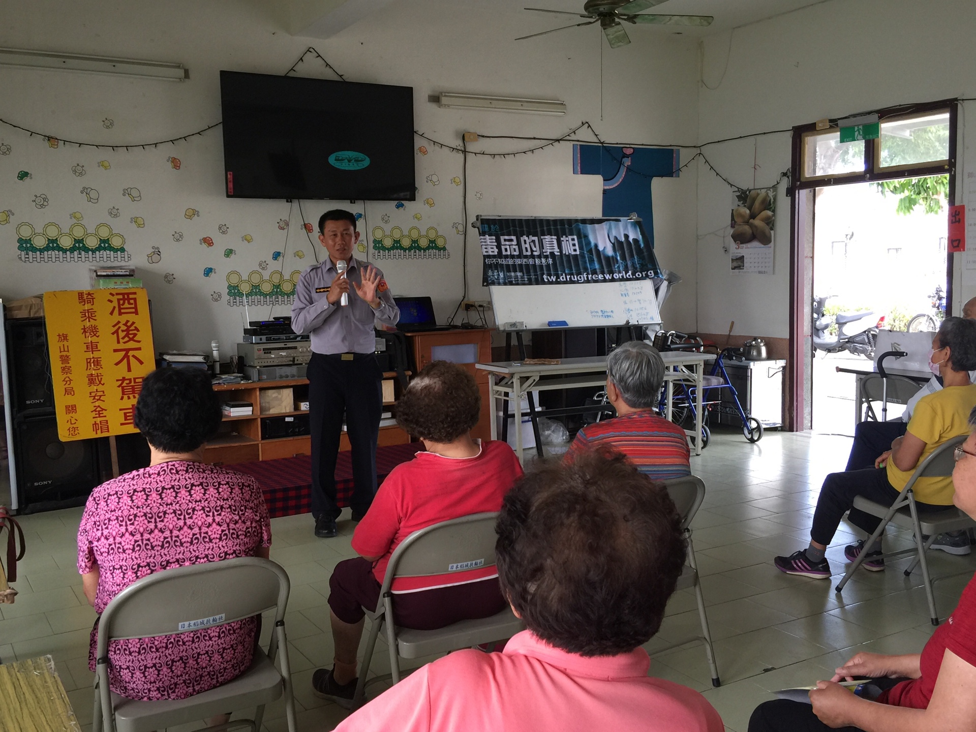 山達基與警方客語宣導反毒、反酒駕 社區：很有感