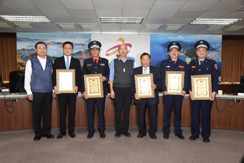 高雄市長韓國瑜頒發警察局民防總隊新任副指揮官派令