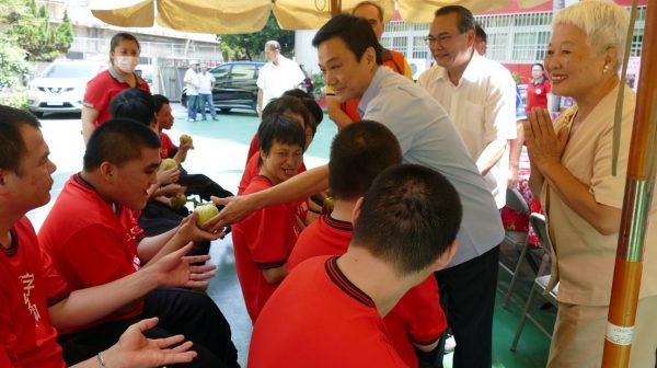 高雄市議長許崑源親自送芭樂到紅十字會慈暉園,將甜脆芭樂與弱勢族群分享,也呼籲市民吃芭樂、挺果農、護弱勢。