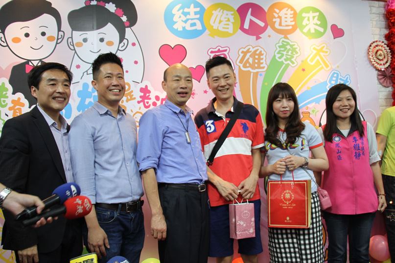 520戶政事務所喜氣洋洋 韓國瑜親送新婚祝福