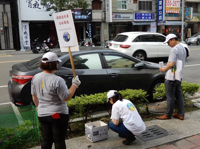 花圃樹叢內堆積菸蒂垃圾 環保民團響應淨街愛高雄