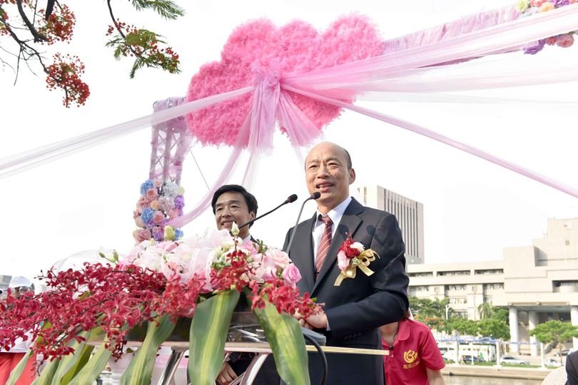 愛河見證百對新人百年好合 韓國瑜主婚親送祝福