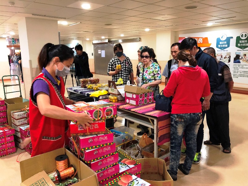 高醫販售招牌特產水蜜桃及李子 舜間搶購一空