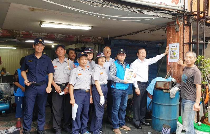 高市警局關懷弱勢鄰里 協助防制登革熱